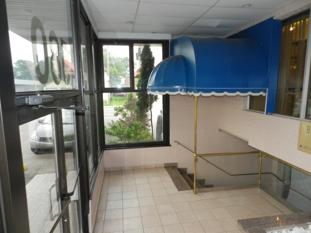 L'Auberge De L'Aeroport Inn Dorval Bagian luar foto
